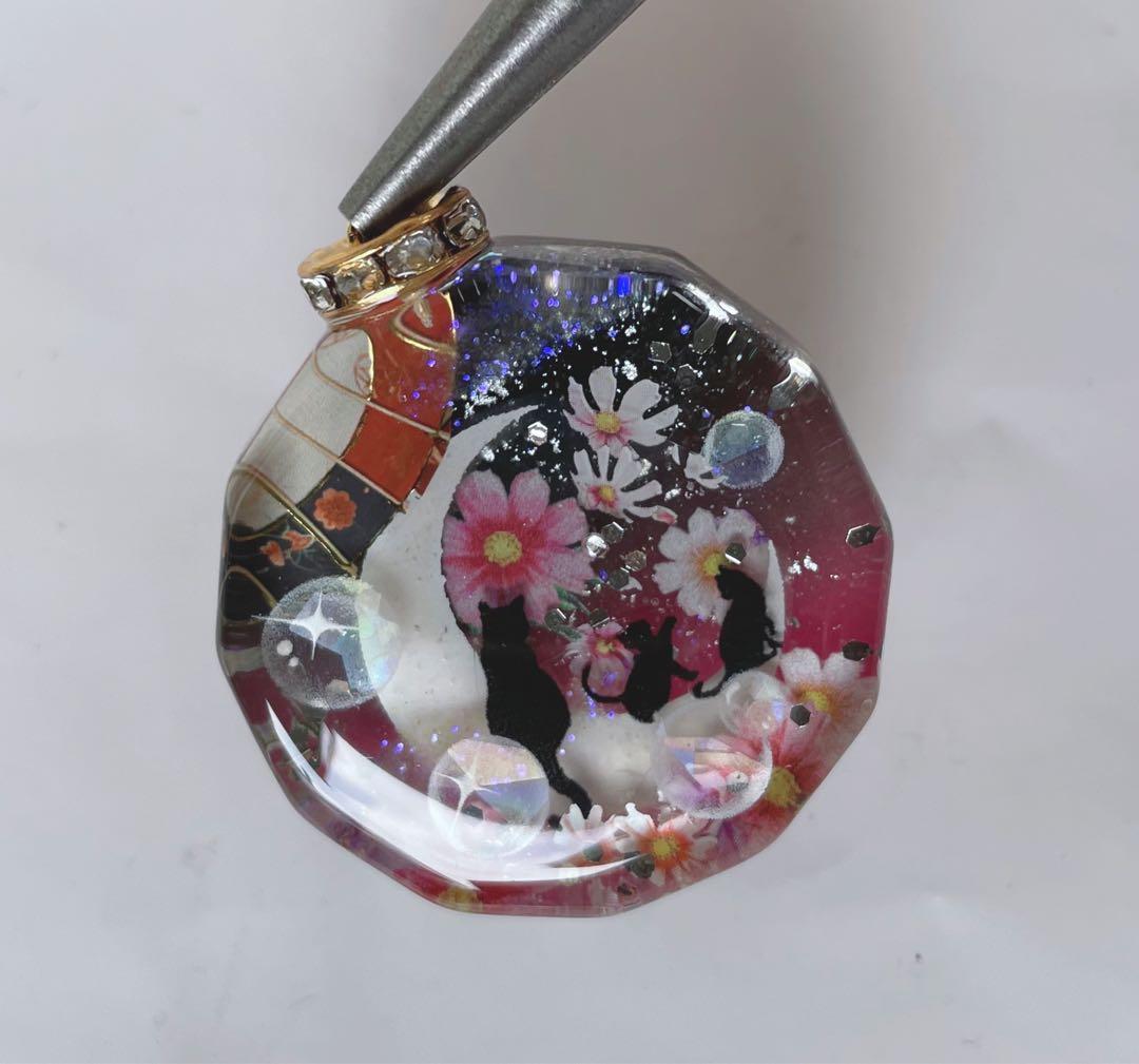 すず☆らん/レジン/三日月の親子猫　秋桜　蓄光　オルゴナイトキーホルダー