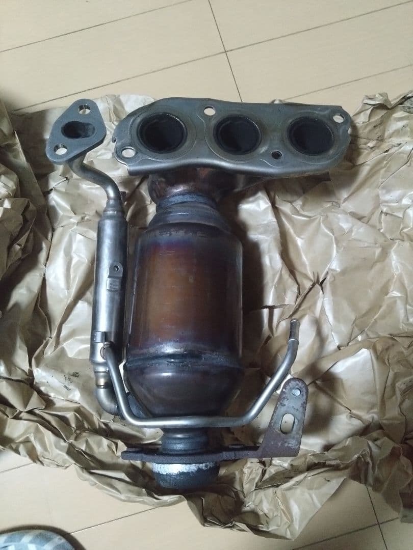 【低走行】ダイハツ KF 触媒 エキマニ キャタライザー