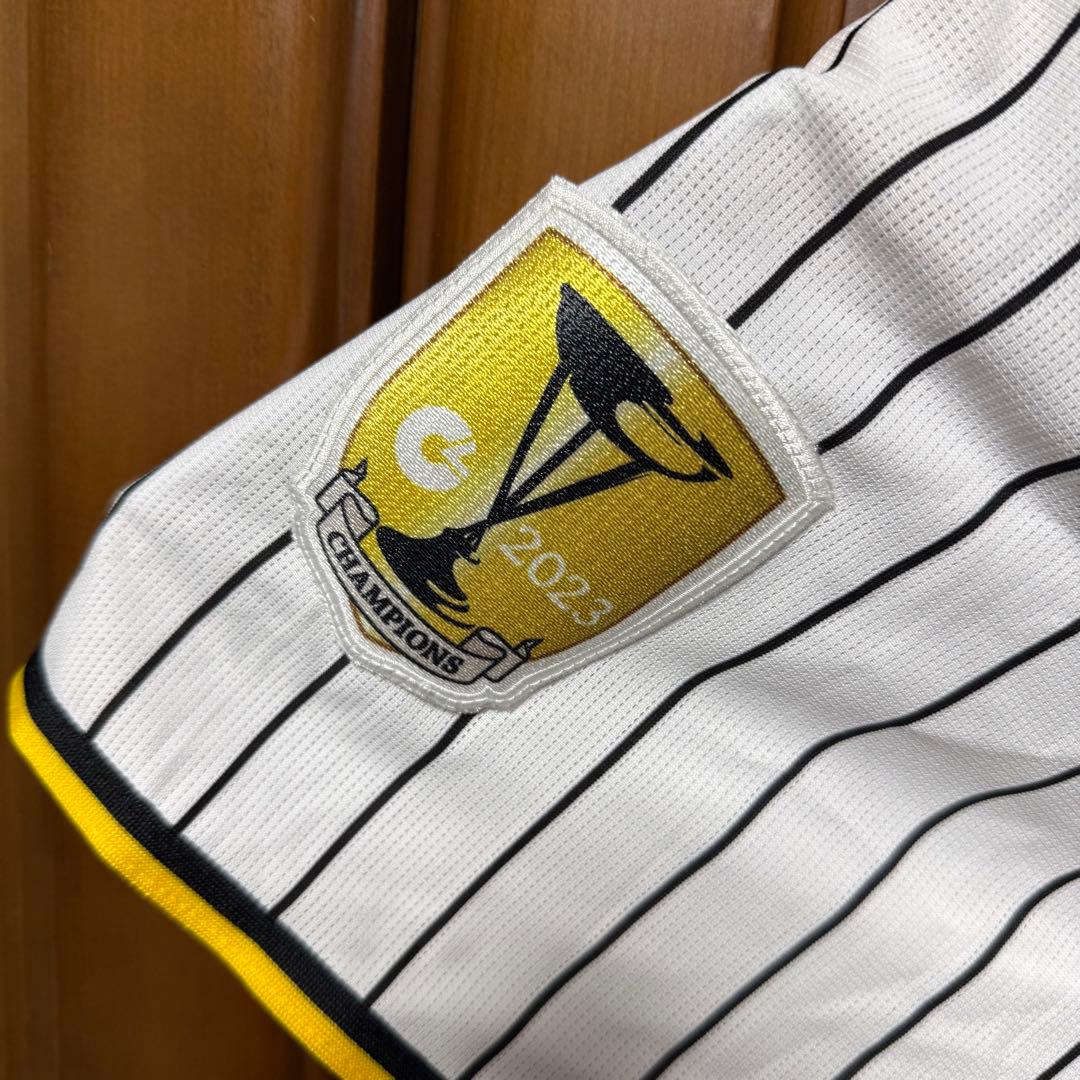 阪神タイガース2023優勝記念チャンピオンエンブレム付きユニフォーム　近本