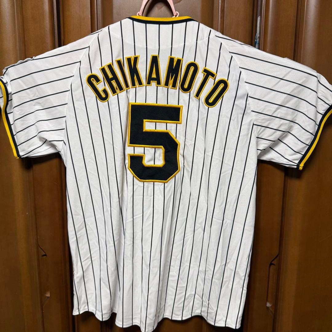 阪神タイガース2023優勝記念チャンピオンエンブレム付きユニフォーム　近本