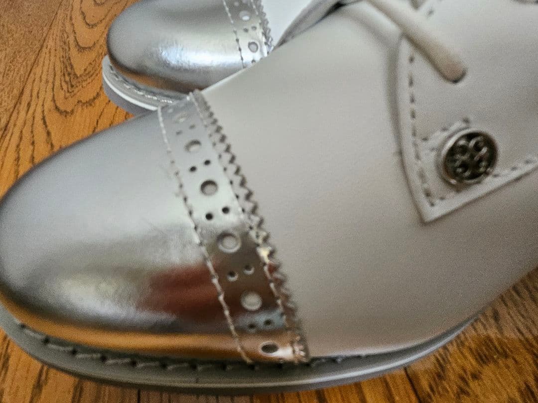 【新品】ホワイト メタリックトゥ ゴルフシューズ　ジーフォア　23センチ