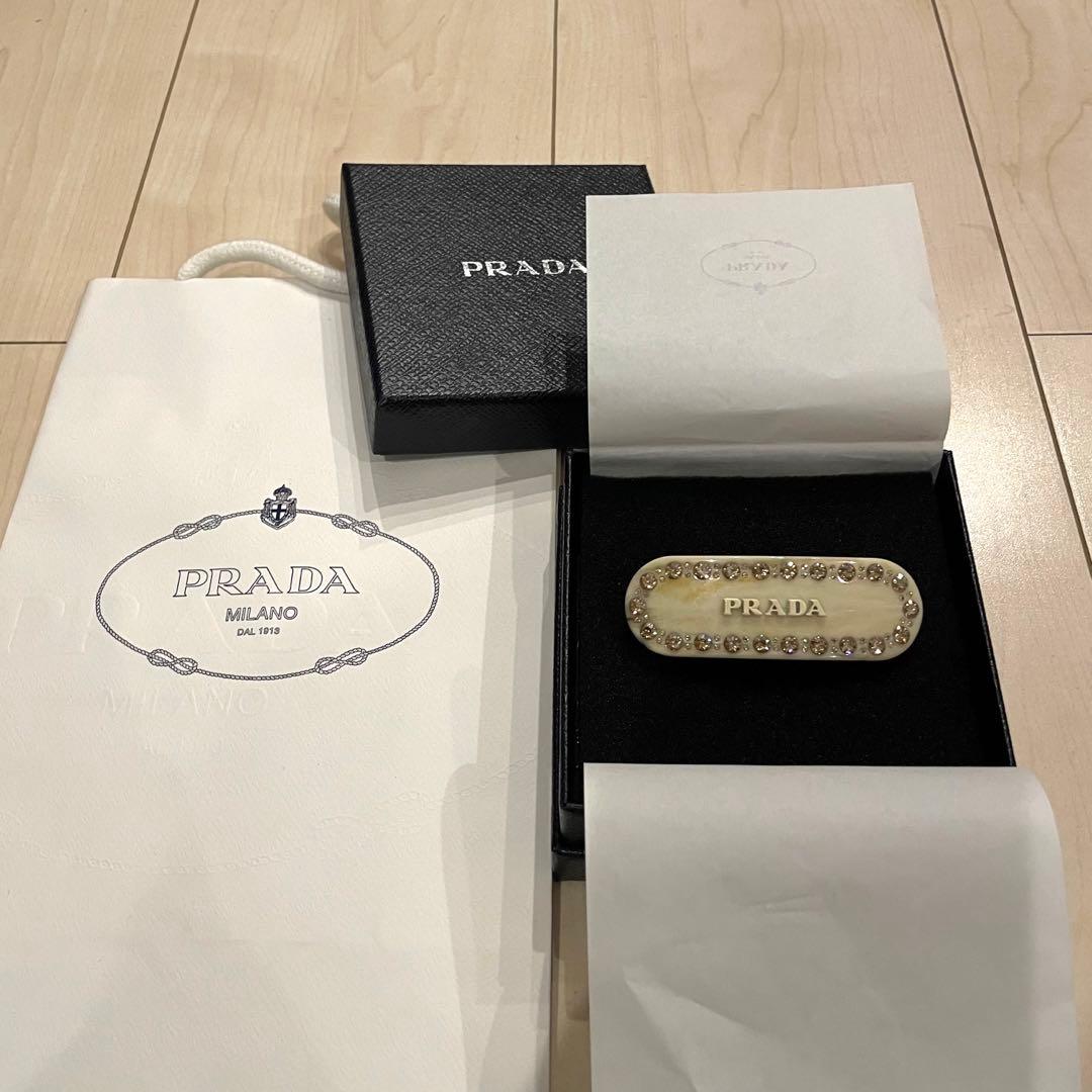 プラダ ヘアクリップ
