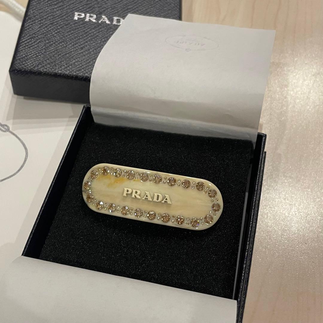 プラダ ヘアクリップ