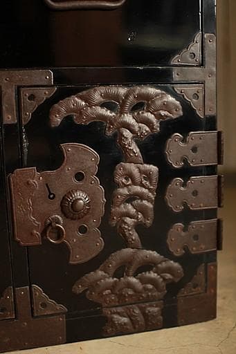 Akamaru 　綺麗な打ち出し金具時代庄内箪笥　扉付き　時代箪笥