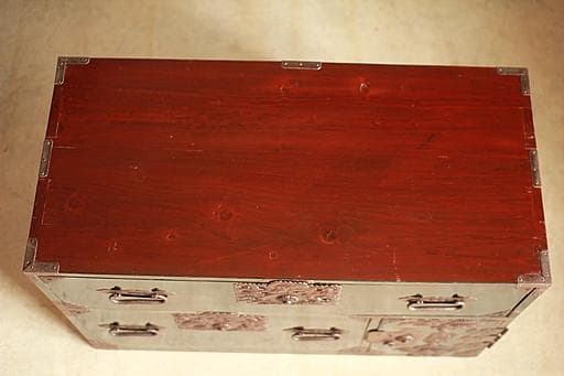 Akamaru 　綺麗な打ち出し金具時代庄内箪笥　扉付き　時代箪笥