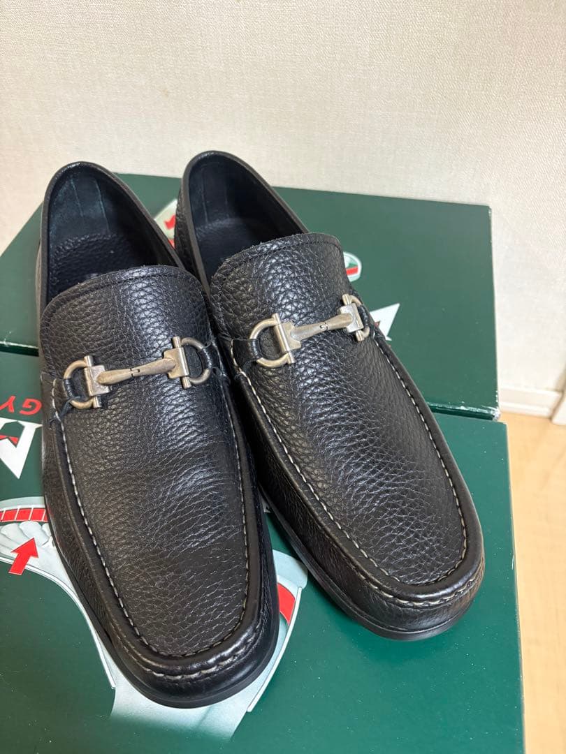 フェラガモ　FERRAGAMOレザー ローファー 黒 金具付き