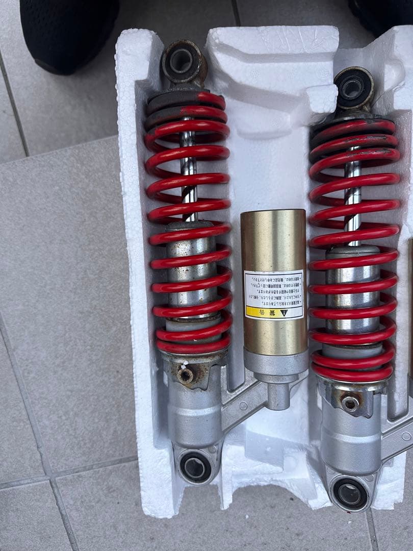 KYB ダブルショックアブソーバー 赤/銀