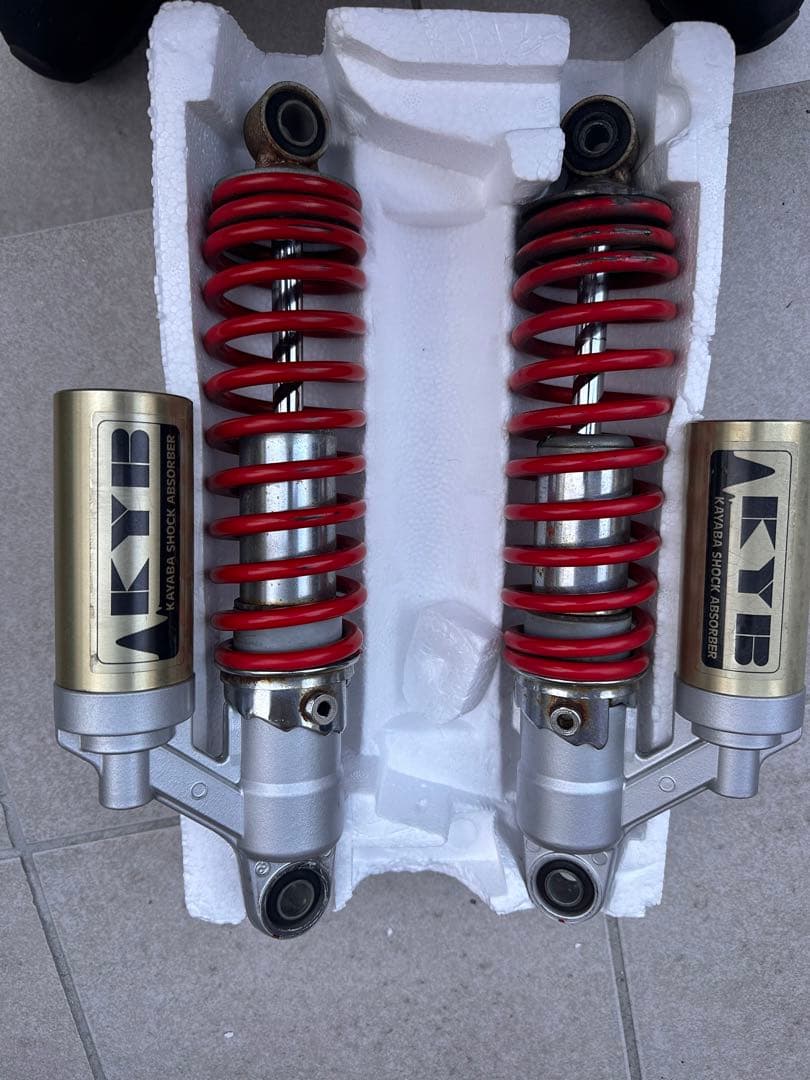 KYB ダブルショックアブソーバー 赤/銀