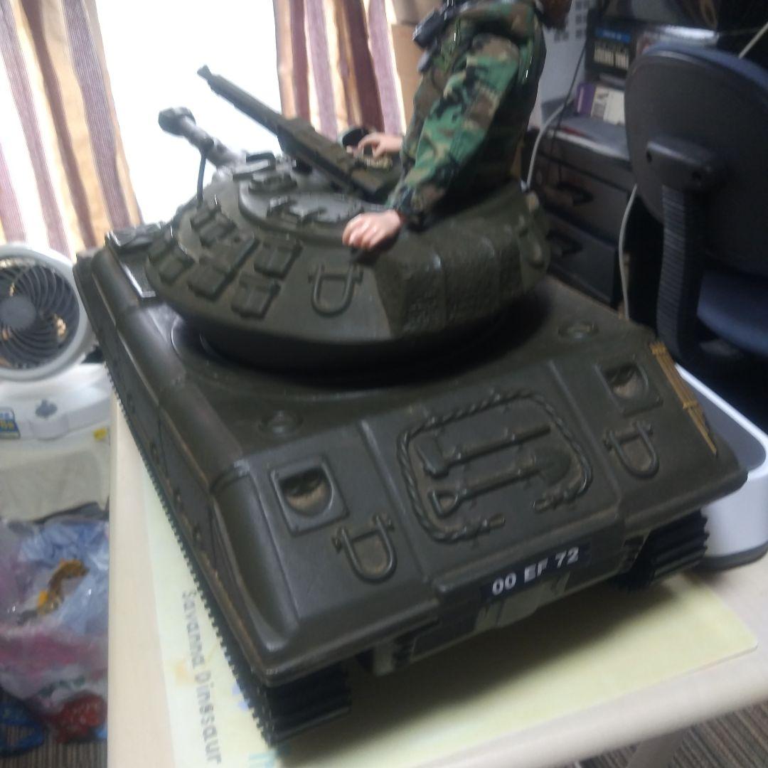 ドラゴン1/6女性兵士と同スケールのスコーピオン軽戦車かシュリダン戦車？のセット