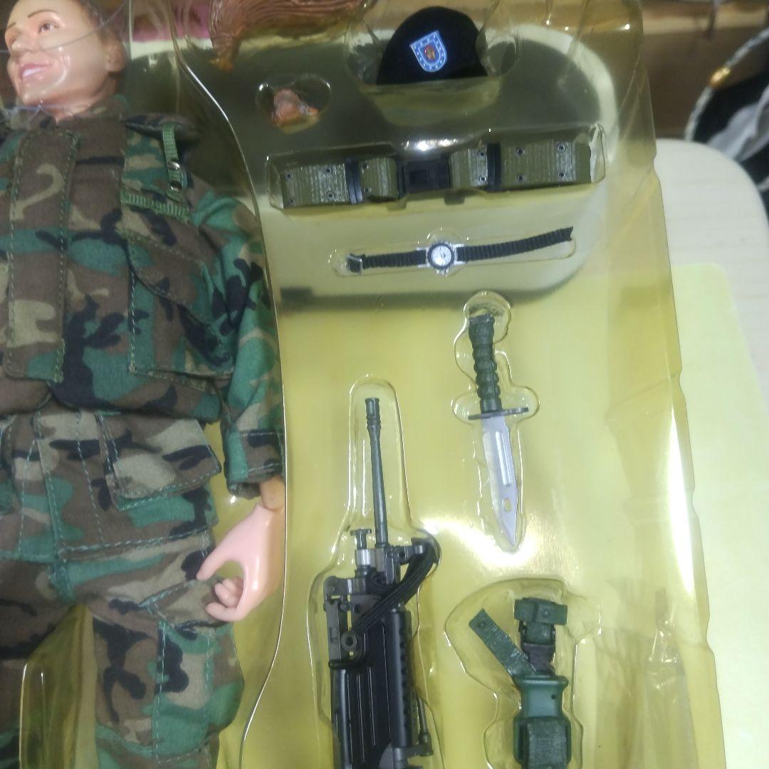 ドラゴン1/6女性兵士と同スケールのスコーピオン軽戦車かシュリダン戦車？のセット