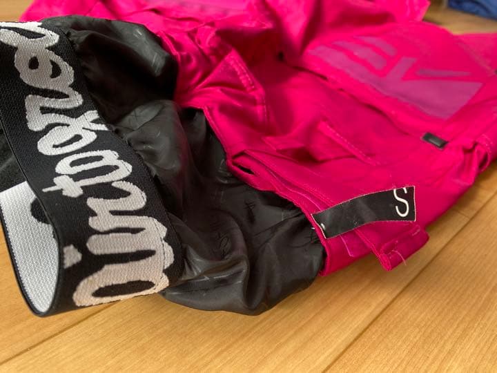スノボーウェア　スキーウェア　ズボン　パンツ　デサントピンク