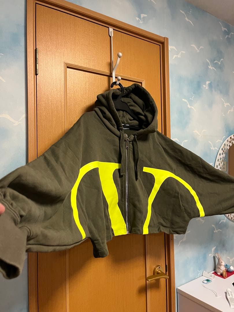 美品⭐︎VALENTINOのフルジップパーカー　カーキ