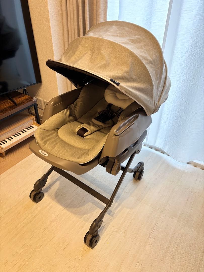 【ほぼ新品】Combi ハイローチェア 自動スイング（送料込み）