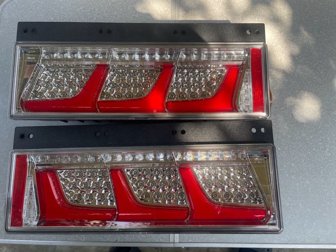 トラックテールランプ 小糸製220-11075 2個セット