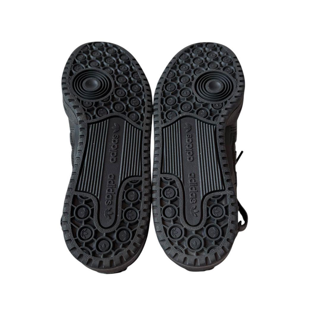 アディダス☆フォーラムミッドスニーカー バスケットボールシューズ 23.5 黒