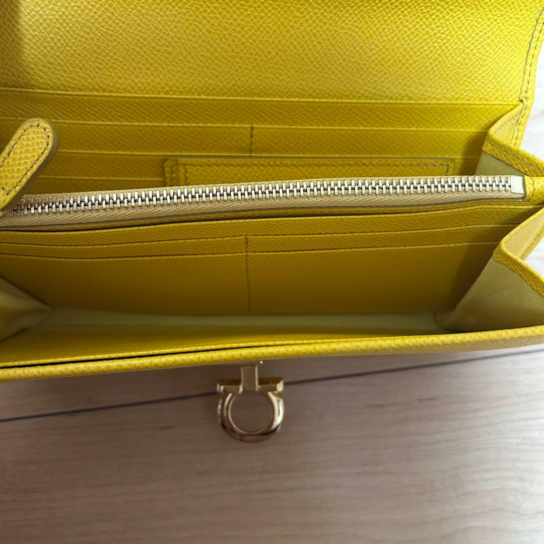 フェラガモ　長財布　イエロー