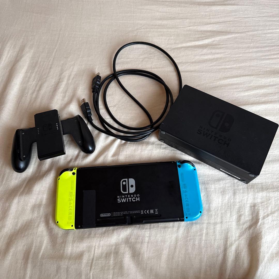 d*7様 Nintendo Switch 本体 ひび割れあり