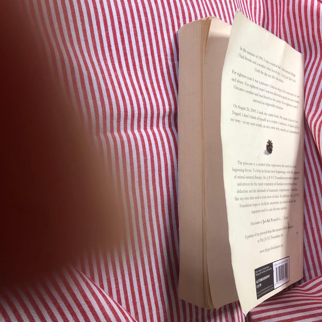 洋書　ペーパーバック　a stolen life/jaycee dugard