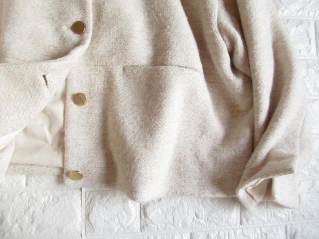 ミラオーウェン 上品 ノーカラー コクーン ゴールドボタン ジャケット ベージュ