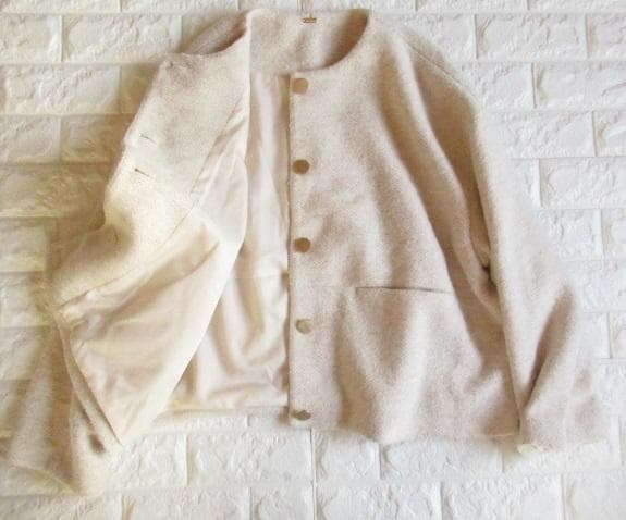 ミラオーウェン 上品 ノーカラー コクーン ゴールドボタン ジャケット ベージュ
