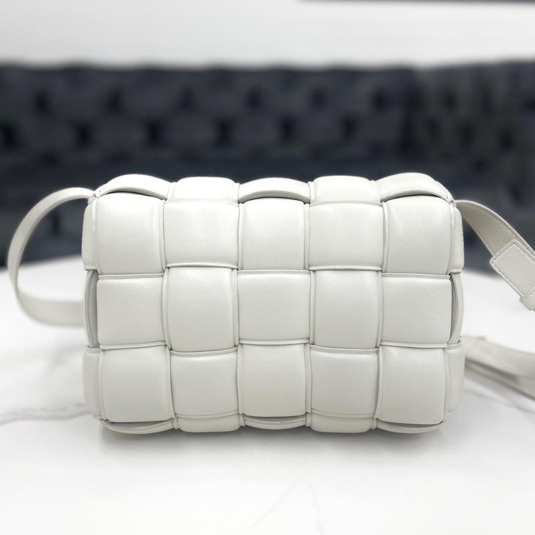 美品☆　ボッテガヴェネタ　パデッドカセット　マキシイントレチャート　ショルダー