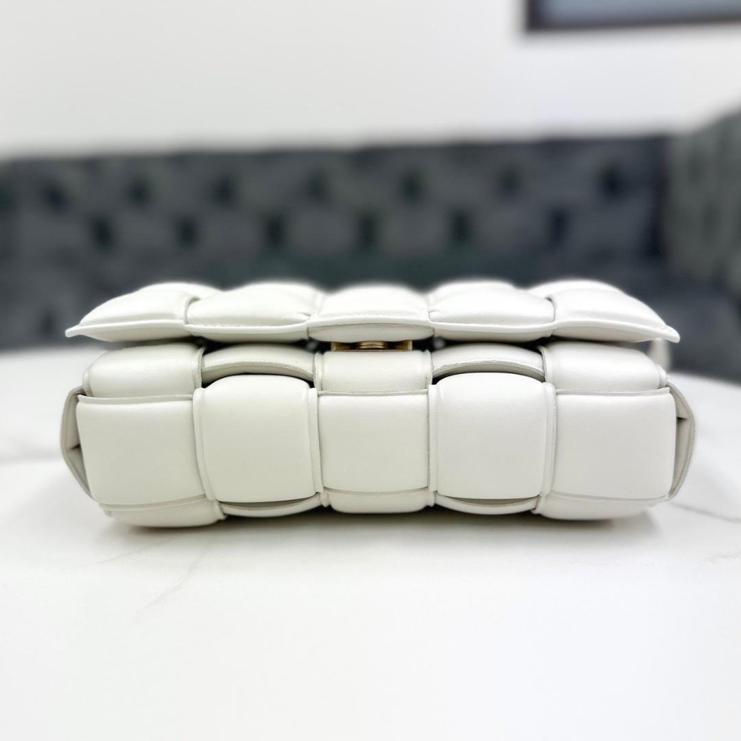 美品☆　ボッテガヴェネタ　パデッドカセット　マキシイントレチャート　ショルダー