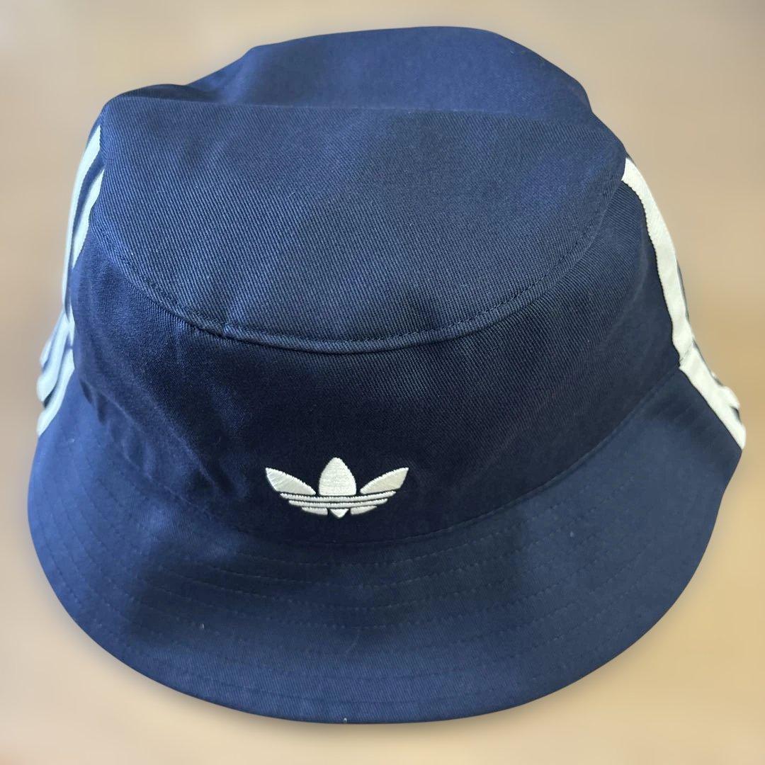 オアシスとadidas コラボ　バケットハット ネイビー 新品タグ付き
