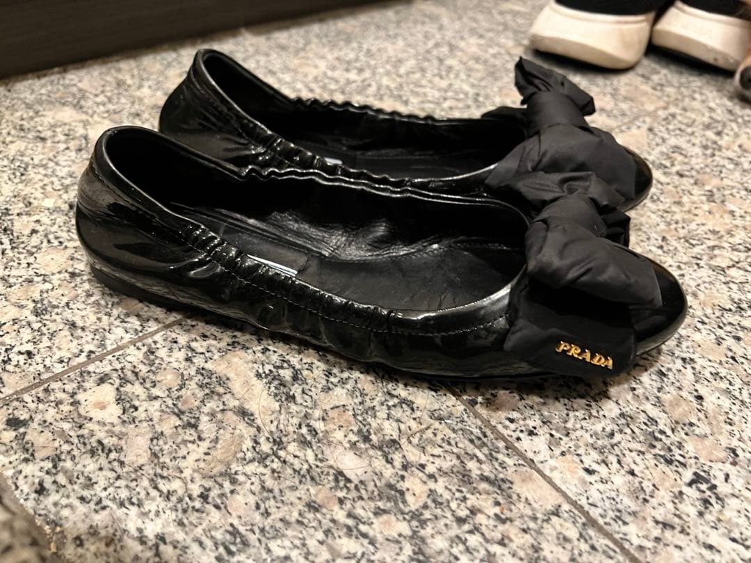 r*i様 PRADA ブラック フラットシューズ リボン付き エナメル 23.5