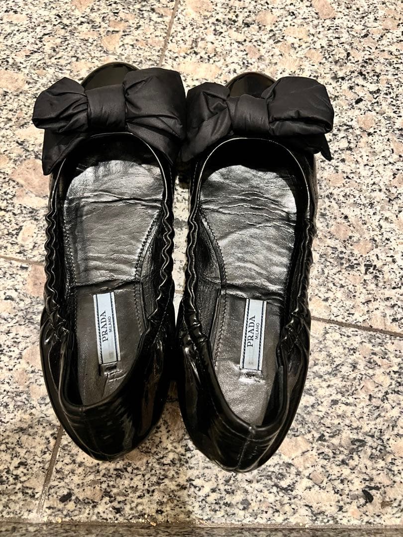 r*i様 PRADA ブラック フラットシューズ リボン付き エナメル 23.5
