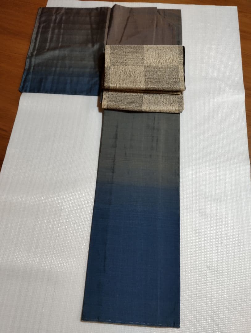 大島紬　未使用しつけ付き　織柄グラデーション