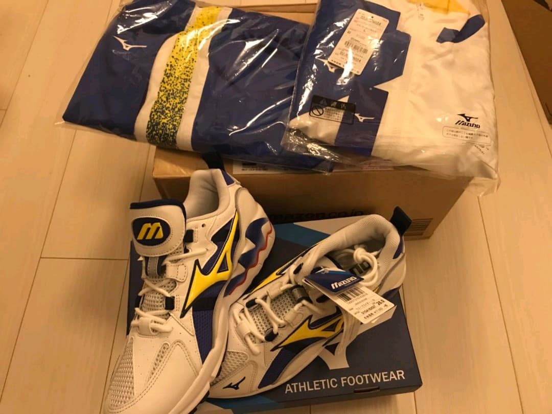 処分価格 新品《ミタスニーカー限定》ミズノスニーカー、ウインドブレーカーセット