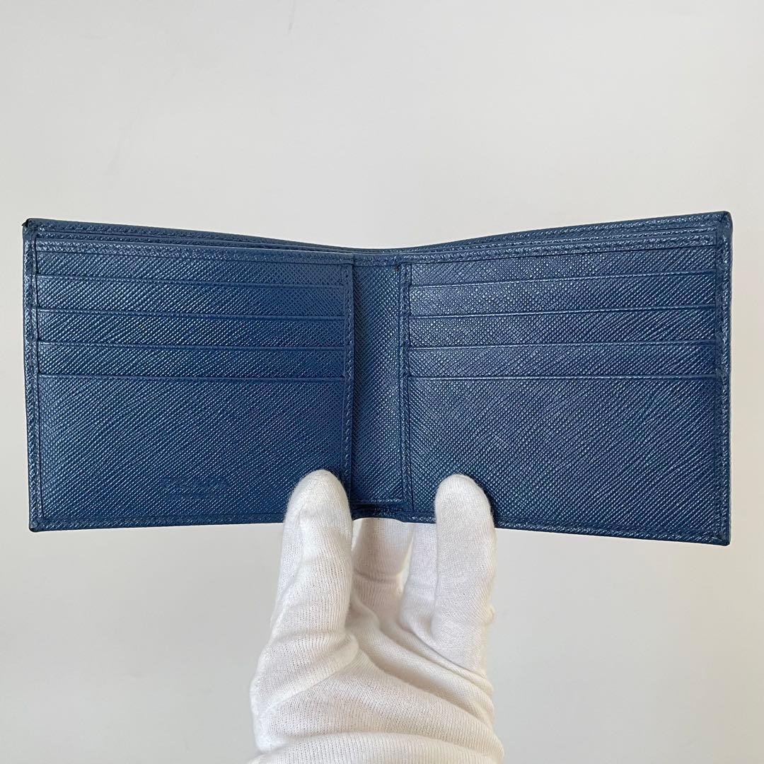 【極美品】プラダ 二つ折り 札入れ サフィアーノ 三角ロゴ ブルー 1MO513