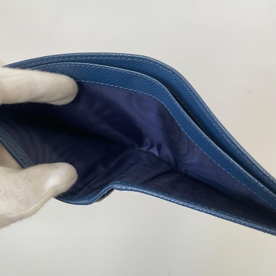 【極美品】プラダ 二つ折り 札入れ サフィアーノ 三角ロゴ ブルー 1MO513