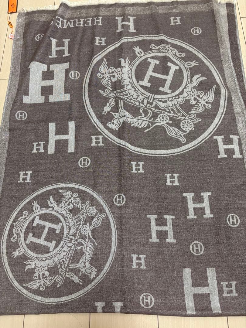HERMES グレー ロゴマフラー 大判