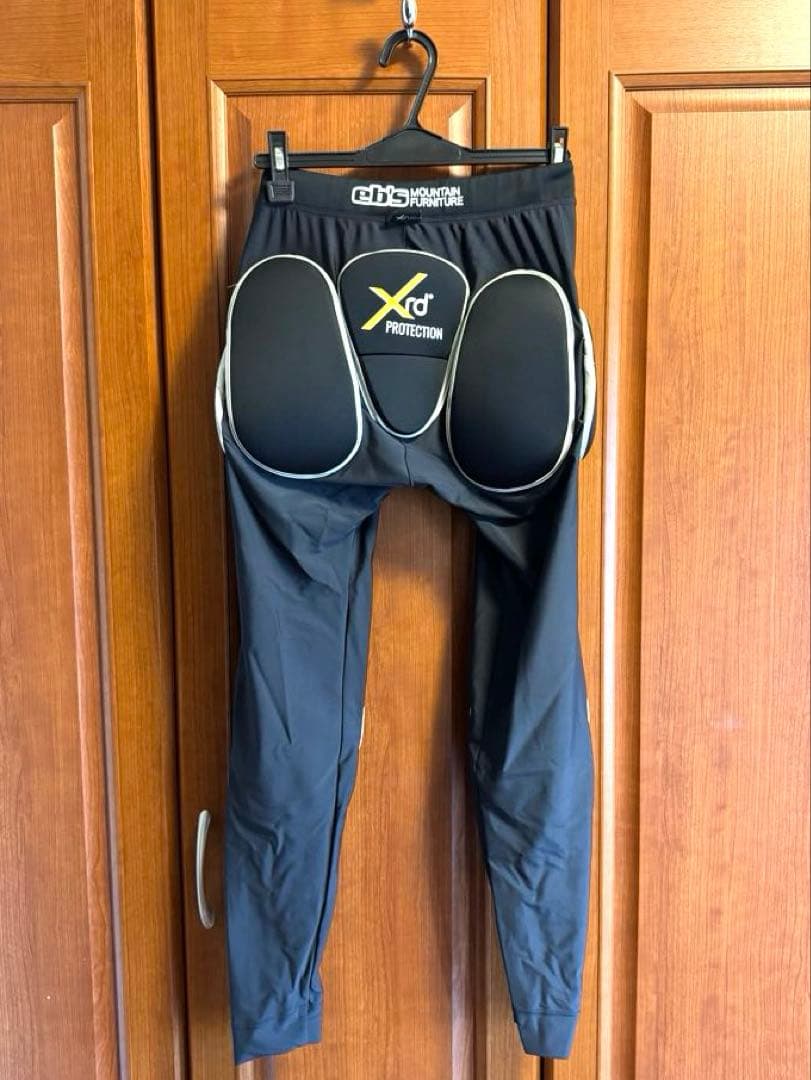 【美品】スノボ プロテクター eb's Mサイズ