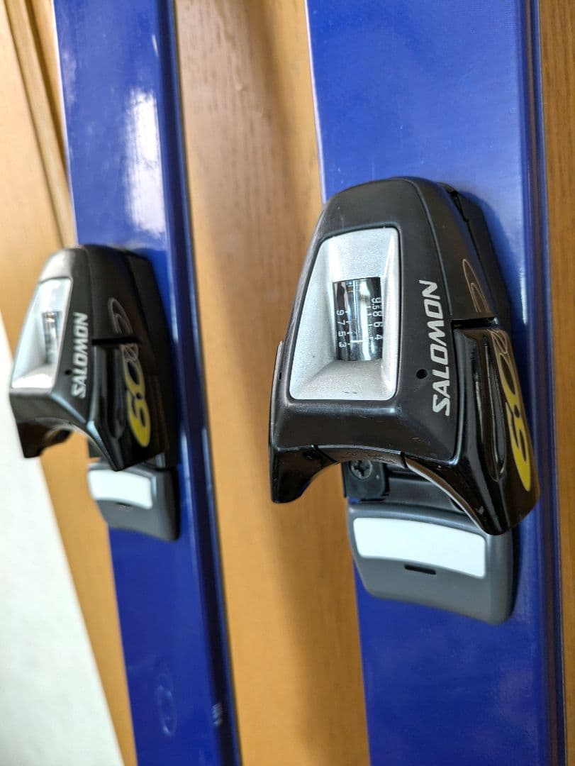 Salomon スキー板 青/白 　スキーブーツ　ストック付き