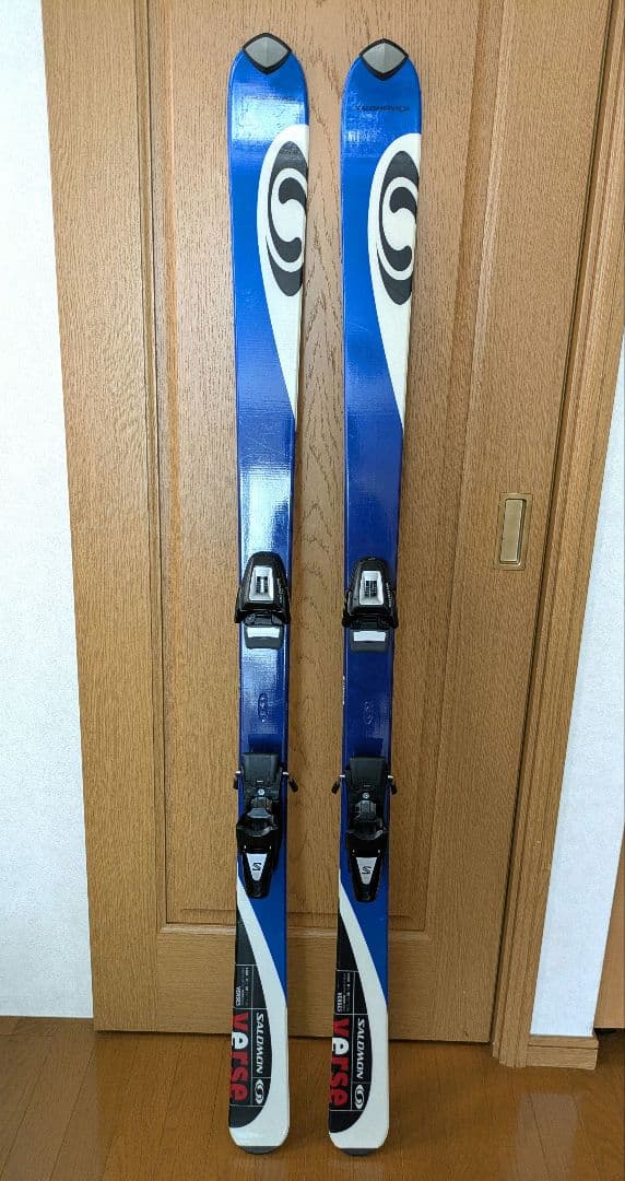 Salomon スキー板 青/白 　スキーブーツ　ストック付き