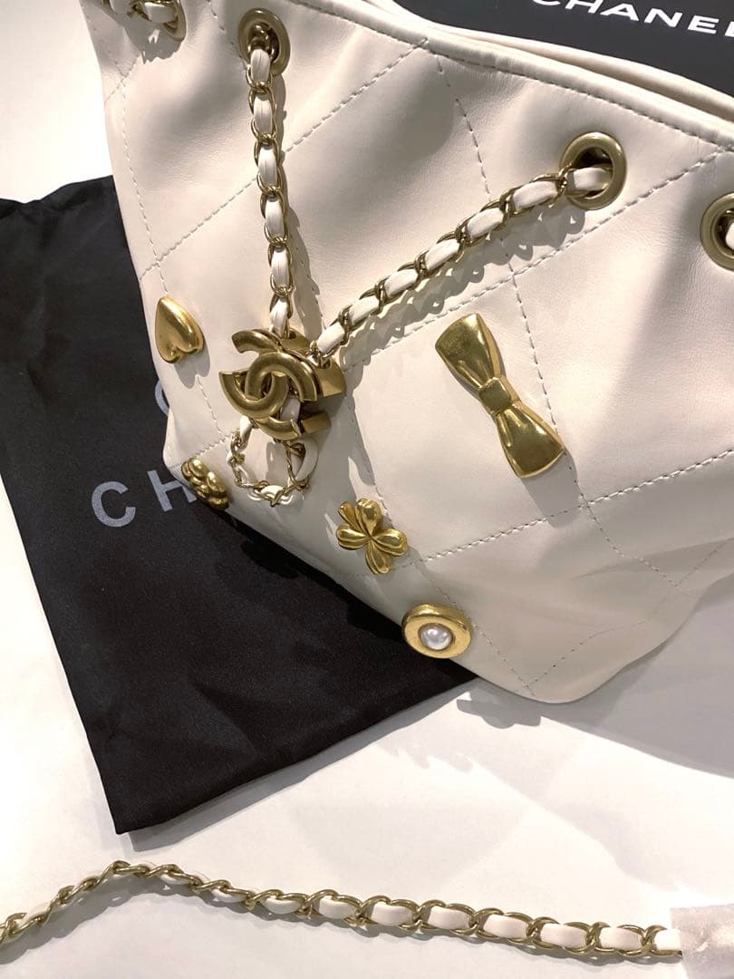 シャネル　ゴールドトーンチャームスモールバケットバッグ　ホワイト　ノベルティ
