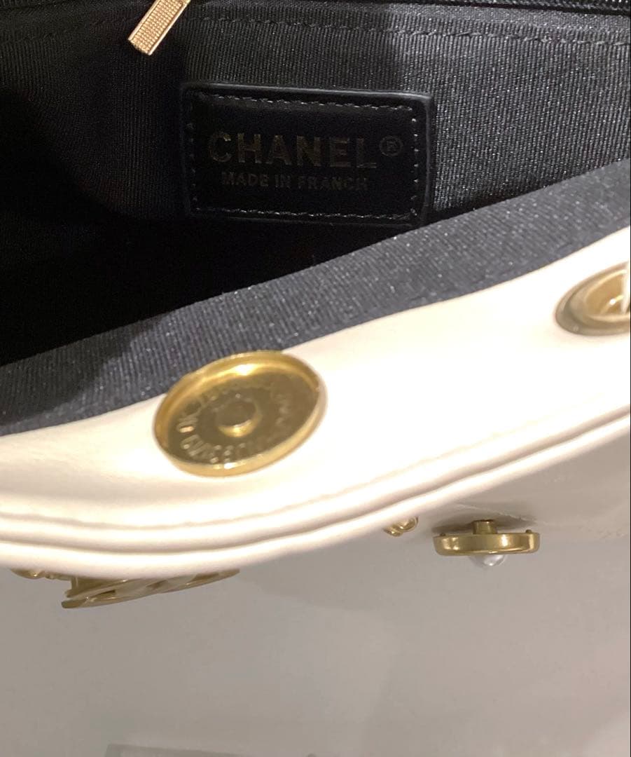 シャネル　ゴールドトーンチャームスモールバケットバッグ　ホワイト　ノベルティ