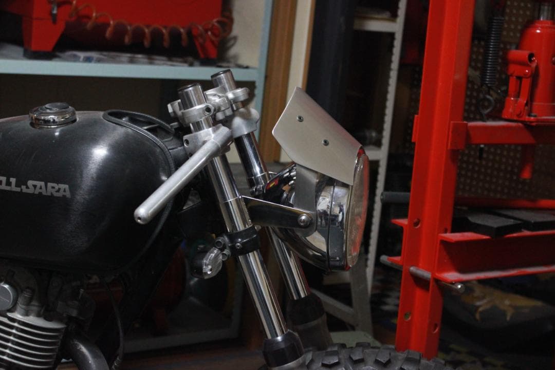 アルミ メーターバイザーTYPE2 ストレート　7インチ SR400