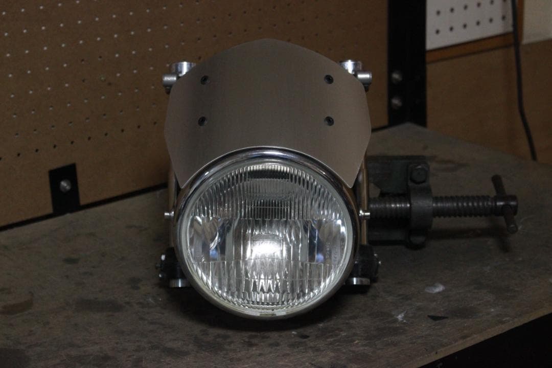 アルミ メーターバイザーTYPE2 ストレート　7インチ SR400