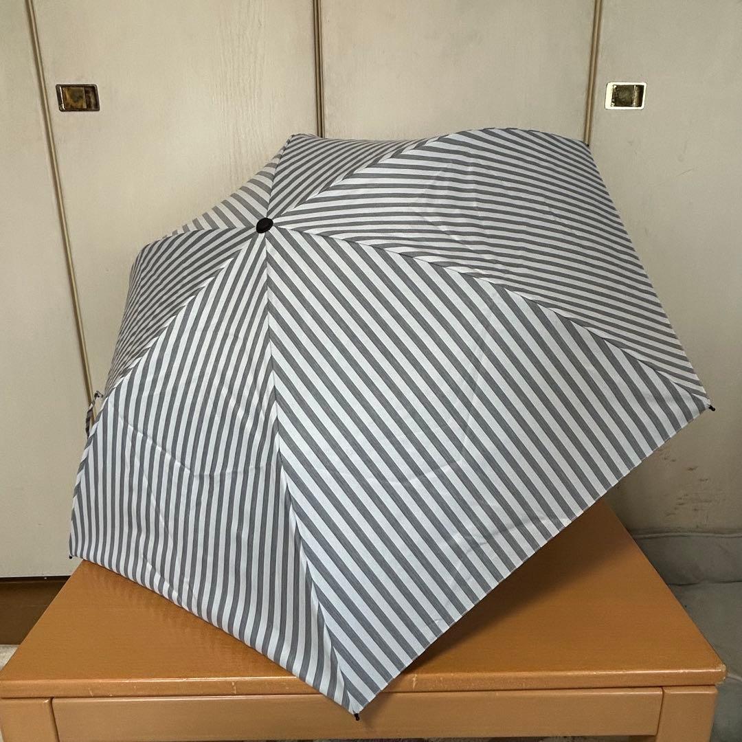 サンバリア100 折りたたみ日傘　2段折　コンパクト　ストライプ　グレー