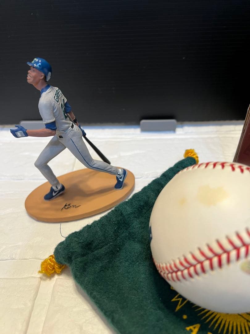 【UDA】ケン・グリフィーJr.直筆サインボール &ミニフィギュアset