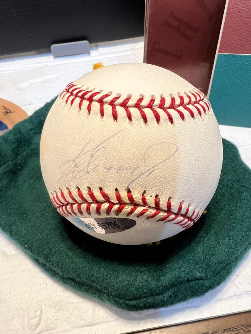 【UDA】ケン・グリフィーJr.直筆サインボール &ミニフィギュアset