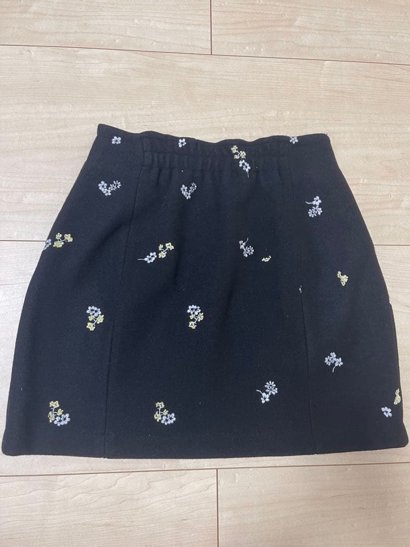 Donoban ブラック フローレット　花柄　ミニスコート