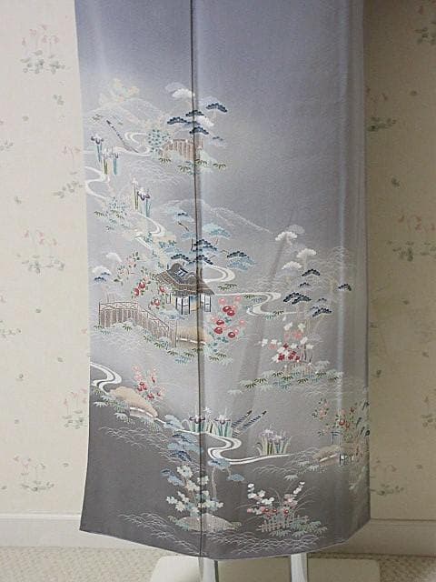 訪問着：美品：菖蒲と花と民家と舟と庭園：淡いグレー着物：袷正絹：P29