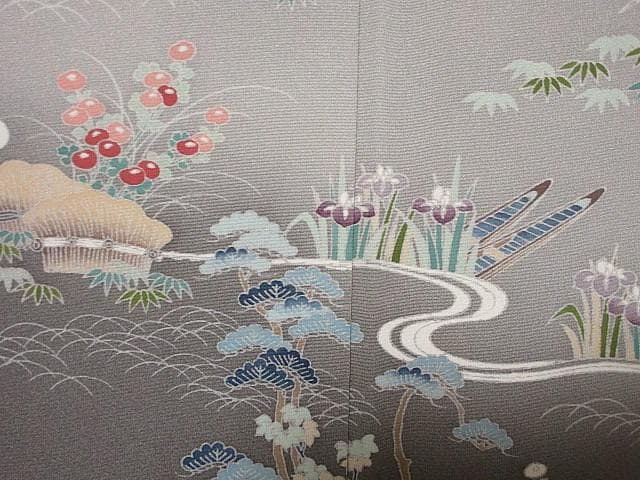 訪問着：美品：菖蒲と花と民家と舟と庭園：淡いグレー着物：袷正絹：P29