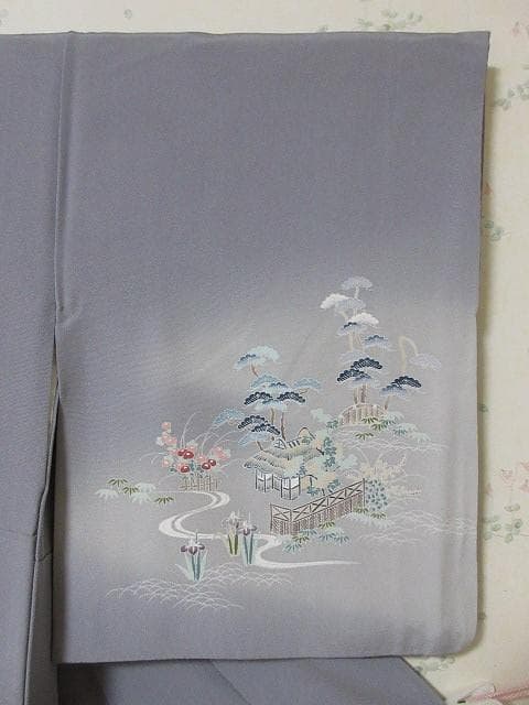 訪問着：美品：菖蒲と花と民家と舟と庭園：淡いグレー着物：袷正絹：P29