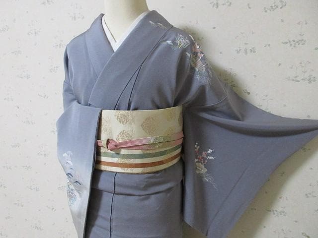 訪問着：美品：菖蒲と花と民家と舟と庭園：淡いグレー着物：袷正絹：P29