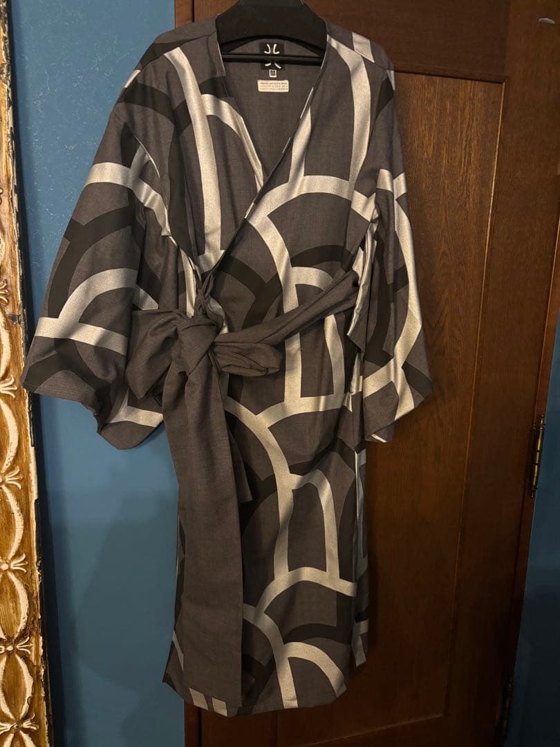 グレーとホワイトのストライプローブ